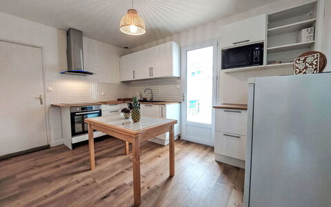 Plage, Port et Commerces à 2 Pas: Furniture, Countertop, Kitchen, Cabinetry, Interior Design, Flooring, Kitchen Appliance, Floor, Wood Flooring, Major Appliance
