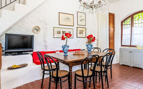 Sul Cammino: Furniture, Interior Design, Table, Flooring, Dining Room, Kitchen & Dining Room Table, Chair, Room, Lighting, Floor