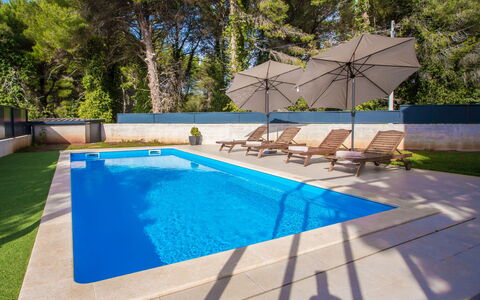 Villa Eva Tar: Apartment, Chair, Balcony, Resort, Hotel, Bay, Kitchen & Dining Room Table, Outdoor Furniture, Resort Town