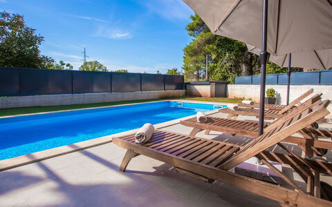 Villa Eva Tar: Apartment, Chair, Balcony, Resort, Hotel, Bay, Kitchen & Dining Room Table, Outdoor Furniture, Resort Town