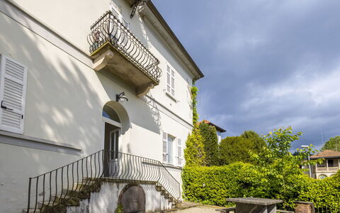 Meina 150: Shrub, Residential Area, Home, Estate, Garden, Lawn, Landscaping, Yard, Mansion, Villa