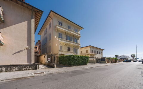Appartamento Brezza Marina: Building, Window, Residential Area, Neighbourhood, Asphalt, Apartment, Home, Human Settlement, Urban Design, Suburb