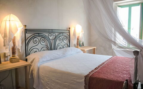Centro: Furniture, Bedroom, Bed, Interior Design, Floor, Flooring, Bedding, Bed Sheet, Wood, Linens