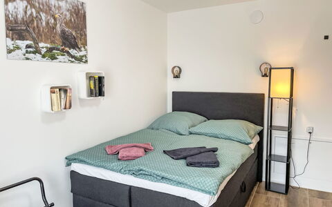 Der Kleine Kranich: Furniture, Bedroom, Bed, Interior Design, Flooring, Bed Sheet, Bedding, Floor, Room, Bed Frame