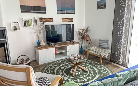 Der Kleine Kranich: Furniture, Interior Design, Flooring, Wood, Room, Floor, Living Room, Textile, Lighting, Home