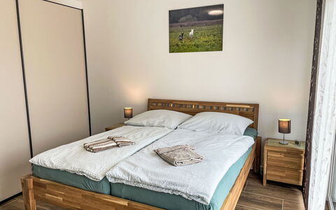 Der Kleine Kranich: Bed, Furniture, Bedroom, Flooring, Floor, Interior Design, Bedding, Bed Sheet, Wood, Room