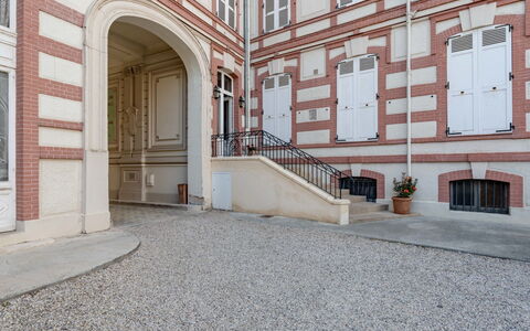 L'Hôtel de Paris: Door, Molding, Home Door, Symmetry, Daylighting, Balcony
