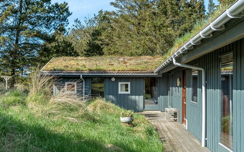 Markvor - 700M from the Sea: Estate, Shade, Driveway, Farmhouse