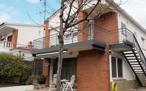 Estiu: Property, House, Residential Area, Building, Neighbourhood, Home, Real Estate, Architecture, Facade, Balcony