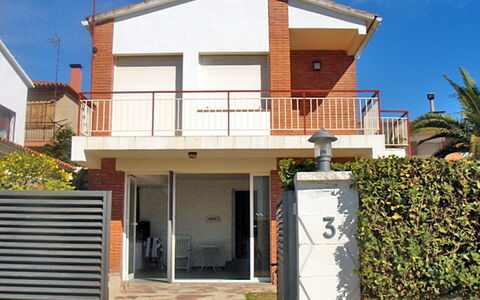 Estiu: Property, House, Home, Building, Real Estate, Residential Area, Facade, Architecture, Apartment, Material Property