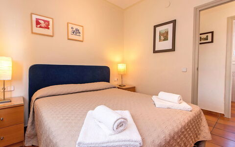 Estiu: Bedroom, Bed, Room, Furniture, Bed Sheet, Property, Bedding, Bed Frame, Mattress, Interior Design