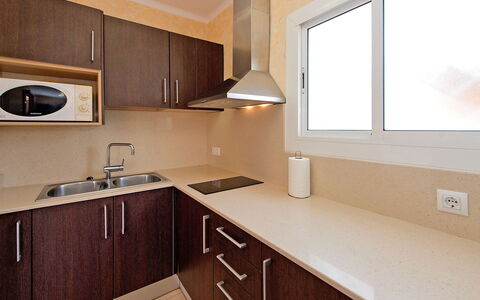 Estiu: Countertop, Room, Property, Furniture, Cabinetry, Kitchen, Interior Design, Sink, Building, Floor