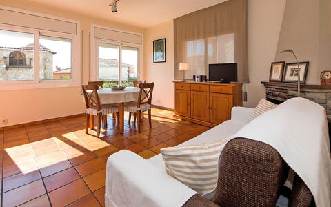 Estiu: Room, Property, Furniture, Interior Design, Building, Floor, Real Estate, Hardwood, Living Room, House