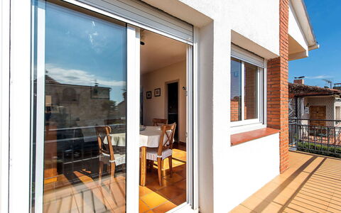 Estiu: Property, House, Home, Building, Real Estate, Door, Residential Area, Facade, Window, Room