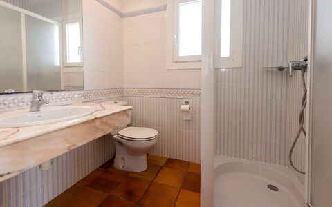 Estiu: Bathroom, Property, Room, Tile, Floor, Real Estate, Architecture, Interior Design, Plumbing Fixture, Bathtub