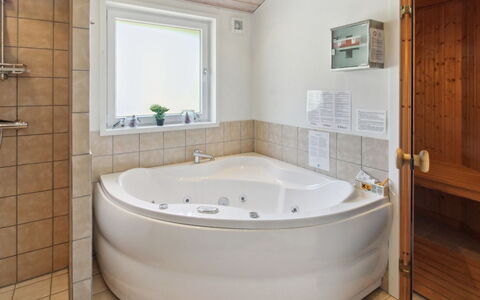 Kiowa - 4Km from the Sea: Bathtub, Plumbing Fixture, Bathroom, Interior Design, Flooring, Floor, Ceiling, Plumbing, Room