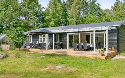 Fridborg - 425M from the Sea: Vegetation, Shrub, Spring, Cottage, Garden, Shade, Backyard, Yard, Chair