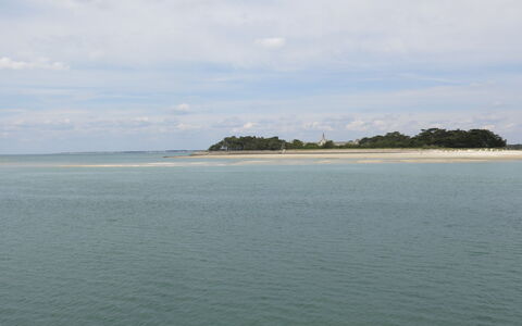 Charme de la Plage de Port Lin: Sky, Water Resources, Water, Daytime, Horizon, Coastal And Oceanic Landforms, Waterway, Sea, Cloud