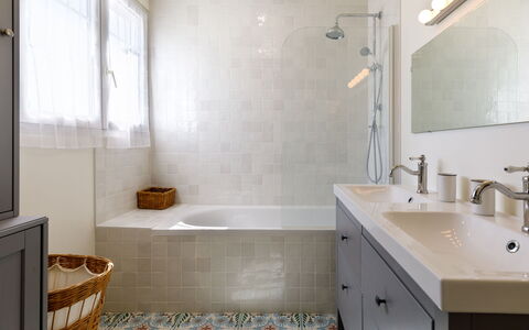 Charme de la Plage de Port Lin: Bathroom, Interior Design, Flooring, Wall, Plumbing Fixture, Floor, Bathroom Cabinet, Bathtub, Sink, Ceiling