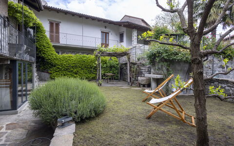 Il Glicine: Shrub, Residential Area, Home, Estate, Garden, Lawn, Landscaping, Yard, Mansion, Villa