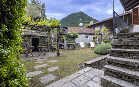 Il Glicine: Shrub, Residential Area, Home, Estate, Garden, Lawn, Landscaping, Yard, Mansion, Villa