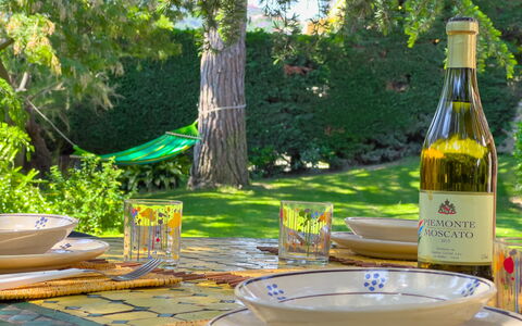 Casa Delle Chicche - Imperia: Tableware, Serveware, Furniture, Table, Drinkware, Food, Dishware, Stemware, Plate, Wine Glass