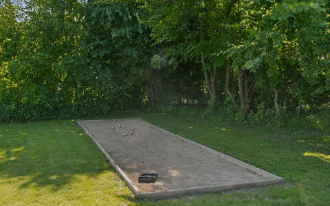 Thrym - 2.5Km from the Sea: Vegetation, Shrub, Spring, Cottage, Garden, Shade, Backyard, Yard, Chair