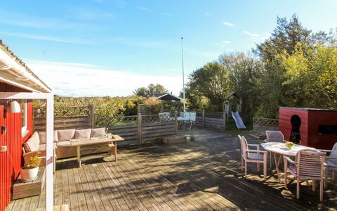 Reeta - 450M from the Sea: Cottage, Shed, Hut, Farmhouse, Prairie, Shack, Barn, Log Cabin, Garden Buildings