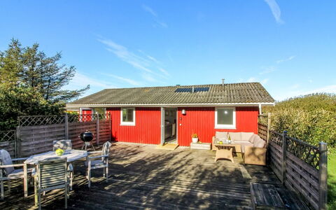 Reeta - 450M from the Sea: Cottage, Shed, Hut, Farmhouse, Prairie, Shack, Barn, Log Cabin, Garden Buildings
