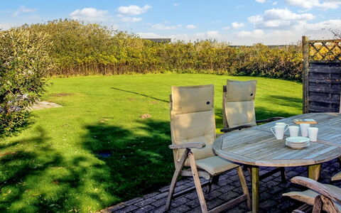 Reeta - 450M from the Sea: Cottage, Shed, Hut, Farmhouse, Prairie, Shack, Barn, Log Cabin, Garden Buildings