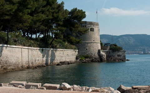 La Croisette: Waterway, Coastal And Oceanic Landforms, Coast, Bank, Tourist Attraction, Headland, Sea, Lake, Promontory, Tower