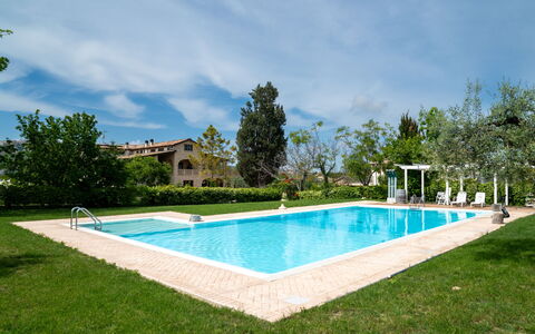 Accommodation:&nbsp;Grappolo Rosso 648.3