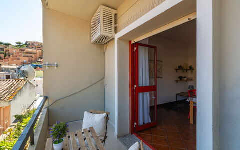 Appartamento Sala: Sea, Coast, Beach, Ocean, Shade, Balcony, Plank, Outdoor Furniture