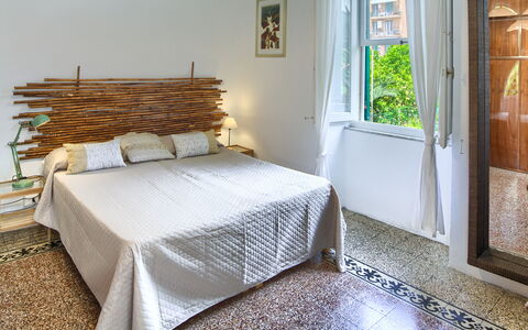 Corso Roma 15 Vacanze - Levanto: Bedroom, Furniture, Bed, Wood, Bedding, Bed Sheet, Interior Design, Linens, Home, Floor