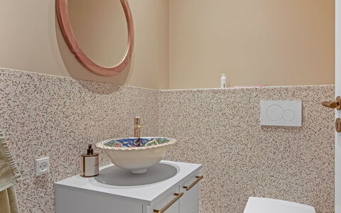 Stjerne - 300M to the Fjord: Plumbing Fixture, Flooring, Floor, Bathroom, Plumbing, Interior Design, Sink, Tap, Ceramic, Bathroom Sink