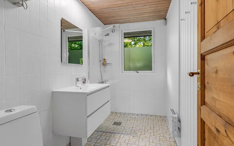 Aamunde - 600M from the Sea: Flooring, Plumbing Fixture, Wall, Floor, Wood, Interior Design, Sink, Bathroom, Ceiling, Toilet