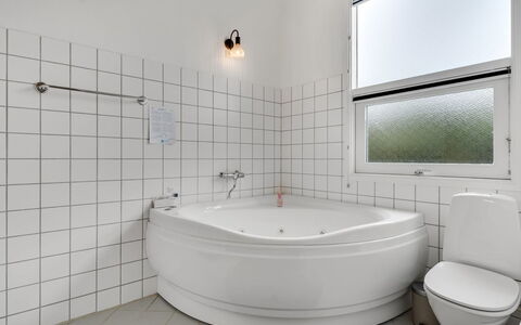 Windelgard - from the Sea: Plumbing Fixture, Bathroom, Interior Design, Flooring, Bathtub, Floor, Plumbing, Ceiling, Tap, Composite Material