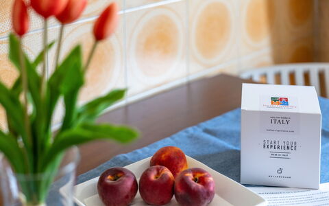 La Terrazza Sul Conero: Tableware, Food, Fruit, Produce, Ingredient, Serveware, Natural Foods, Apple, Dishware