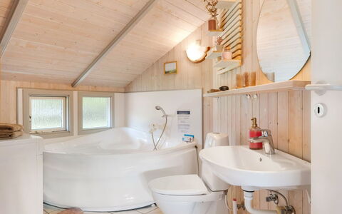 Kuisma - 11Km from the Sea: Interior Design, Plumbing Fixture, Wood, Flooring, Ceiling, Floor, Bathroom, Room, Plumbing, Lighting