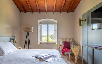 Relais a Badia a Passignano - Appartamento Tempran: Wall, Furniture, Interior Design, Bedroom, Bed, Ceiling, Home, Flooring, Floor, Lighting