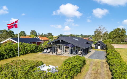 Withger - 20M from the Sea: House, Home, Roof, Residential Area, Cottage, Estate, Farmhouse, Lawn, Landscaping, Siding