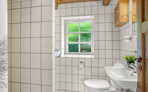 Åsta - 400M to the Fjord: Wall, Plumbing Fixture, Flooring, Bathroom, Interior Design, Floor, Plumbing, Ceiling, Sink, Room
