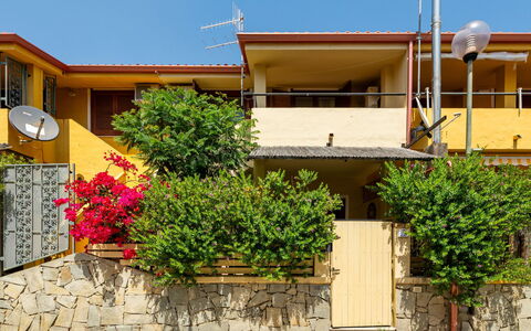 Casa Darc: Outdoor Furniture, Home, Furniture, Door, Outdoor Table, Chair, Kitchen & Dining Room Table, Shade, Balcony, Porch