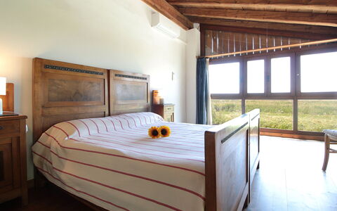 Venice Photobirding, Nature And Culture: Furniture, Bed, Bedroom, Interior Design, Wood, Bed Sheet, Bedding, Ceiling, Room, Flooring