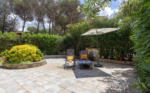 Oleandri: Garden, Flagstone, Shade, Landscaping, Tile, Outdoor Furniture, Flowerpot, Backyard, Walkway, Yard