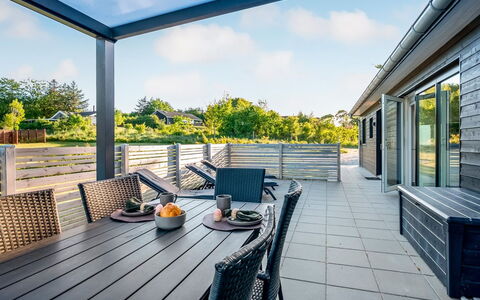 Finulf - 300M from the Sea: Estate, Shade, Driveway, Farmhouse