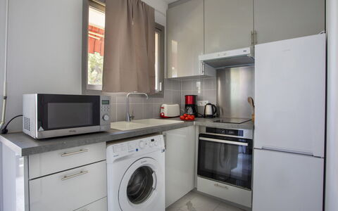 Le Persépolis: Kitchen Appliance, Kitchen, Countertop, Major Appliance, Cabinetry, Home Appliance, Flooring, Washing Machine, Interior Design, Kitchen Stove