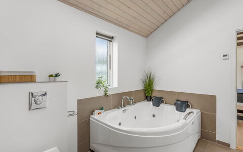 Smilla - 1.1Km from the Sea: Plumbing Fixture, Interior Design, Flooring, Bathtub, Bathroom, Floor, Plumbing, Tap, Ceiling, Sink
