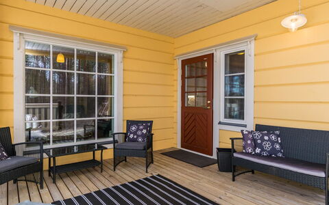 Villa Niemelänranta: Window, Facade, Architecture, Door, Home, Estate, Mansion, Sash Window, Balcony, Villa