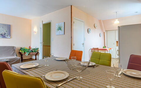 Chti Mi: Furniture, Interior Design, Flooring, Wood, Ceiling, Floor, Room, Dining Room, Table, Kitchen & Dining Room Table